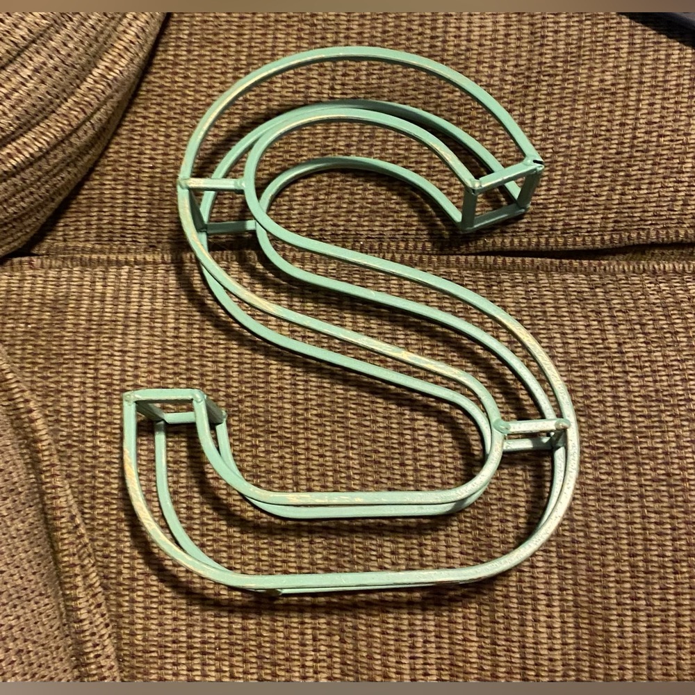 Metal “S” wall decor